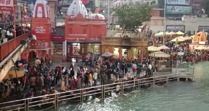हरिद्वार कड़ाके की सर्दी के बावजूद मकर सक्रांति के दिन गंगा तट पर पहुंचे श्रद्धालु, गंगा तट पर श्रद्धालुओं का जमघट