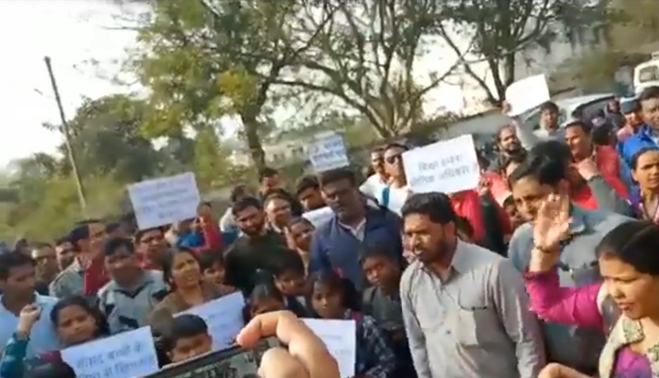 बच्चों, महिलाओं सहित अभिभावकों ने केंद्रीय विद्यालय के गेट पर किया प्रदर्शन | कक्षा-1 में प्रवेश बंद होने के कारण