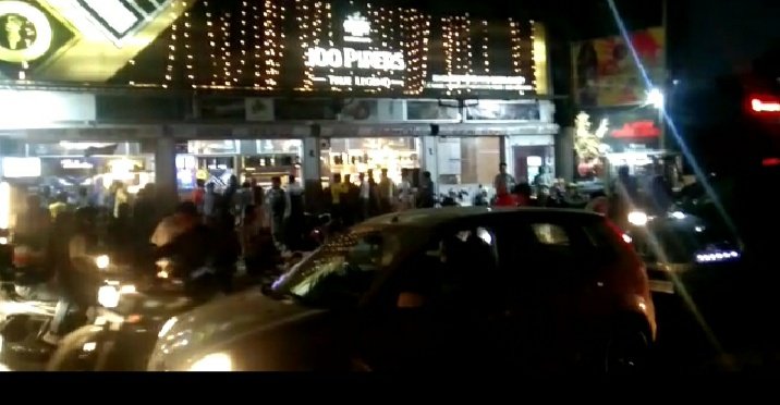 हरिद्वार राष्ट्रीय राजमार्ग सड़क के किनारे रानीपुर झाल के नाम से शराब की दुकान होने से दुर्घटना  की संभावना बनी रहती है