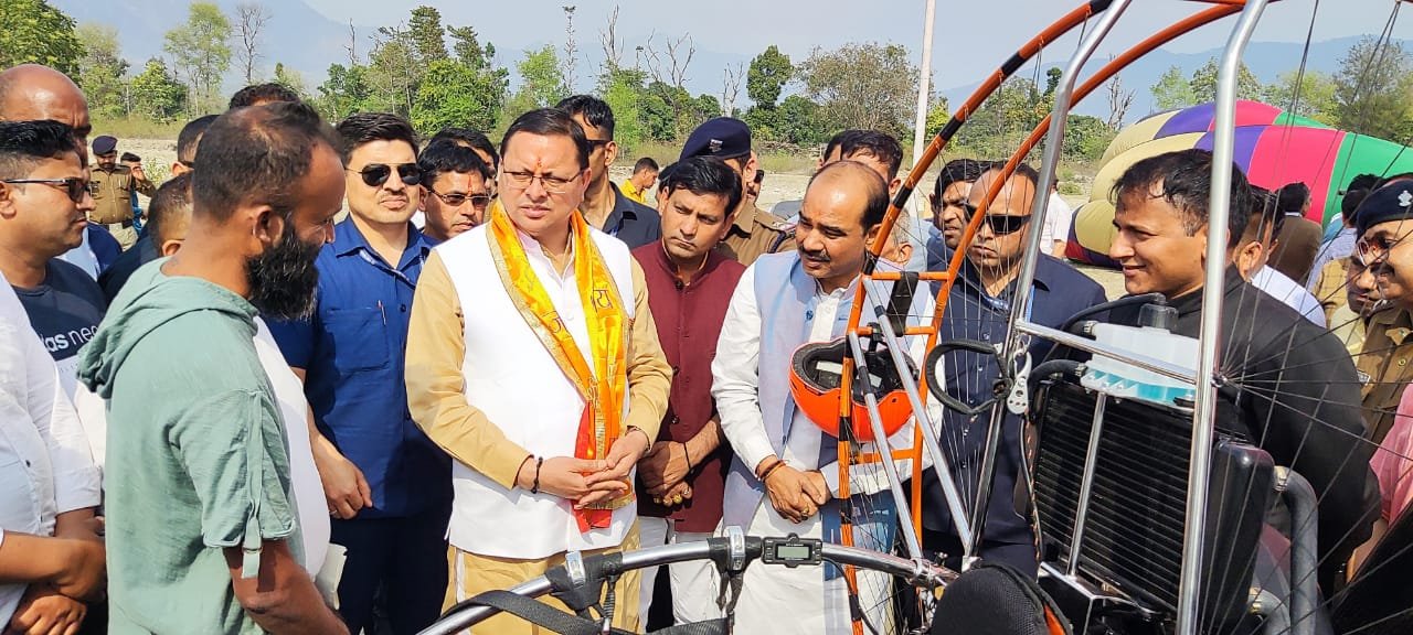 मुख्यमंत्री श्री पुष्कर सिंह धामी ने गुरुवार को टनकपुर में  हॉट एयर बैलून एवं पैरा मोटर एडवेंचर एक्टिविटीज का शुभारंभ किया।