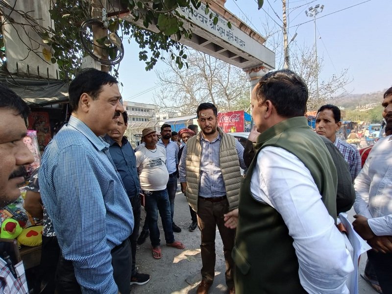जिलाधिकारी ने बिड़ला पुल से वाल्मीकि चौक तक का रोड चौड़ीकरण की दृष्टि से किया निरीक्षण