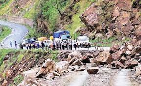 चट्टान हाईवे पर गिरी,हुआ बड़ा हादसा 