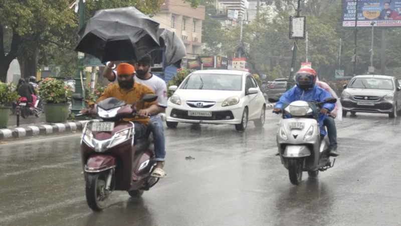 उत्तराखंड में रात से बारिश जारी, लौटी ठंड, आज भारी वर्षा-ओलावृष्टि की चेतावनी