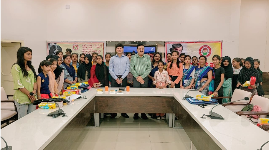 जिलाधिकारी विनय शंकर पाण्डेय ने बालिकाओं को सोशल मीडिया से दूर रहने का किया आह्वान