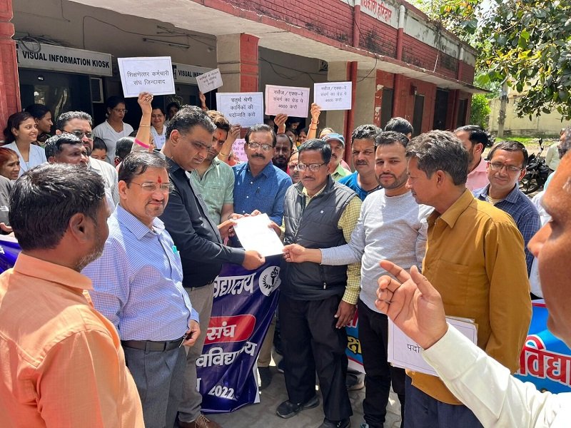 ऋषिकुल आयुर्वेदक चिकित्सालय के कर्मचारियों ने निकाली रैली