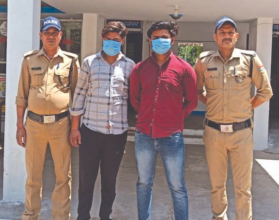 फरार चल रहे लूट के आरोपित गिरफ्तार