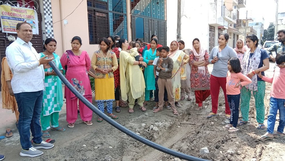 बहादराबाद क्षेत्र के ग्राम खेड़ली स्थित समय सिंह एनक्लेव की स्थानीय महिलाओं ने विधायक और प्रधान को समस्याओं से अवगत कराया