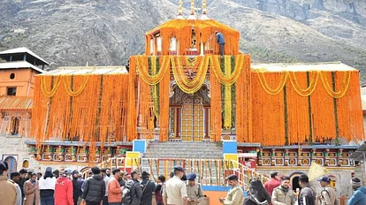 बर्फबारी के बीच खुले बदरीनाथ धाम के कपाट, हेलीकॉप्टर से हुई पुष्पवर्षा, परिसर में झूमे हजारों श्रद्धालु