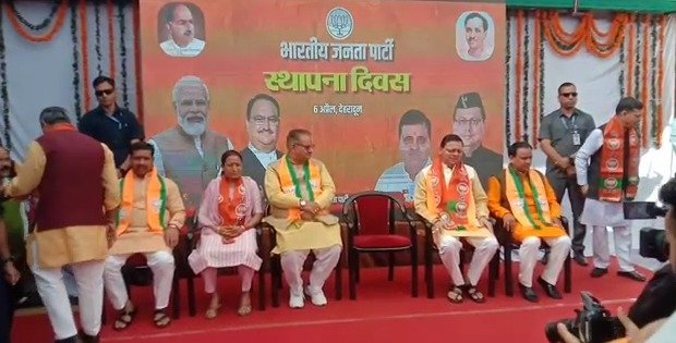धूमधाम के साथ मनाया जा रहा है भाजपा का स्थापना दिवस, प्रदेश कार्यालय में CM धामी सहित तमाम नेता मौजूद |