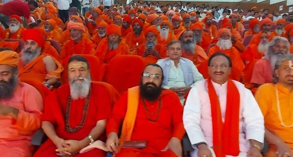 हरिद्वार सांसद निशंक ने संतों संग सुनी प्रधानमंत्री नरेंद्र मोदी के मन की बात