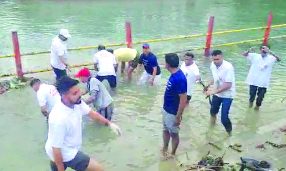 गंगा सेवक दल ने सती घाट पर चलाया सप्ताहिक स्वच्छता अभियान