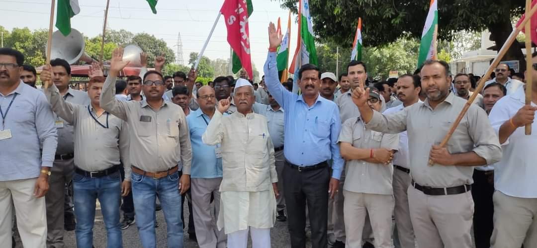 भेल कर्मचारियों का अपनी मांगों के समर्थन में जोरदार प्रदर्शन, दी चेतावनी, जल्द मांग पूरी न होने पर आंदोलन किया जाएगा तेज