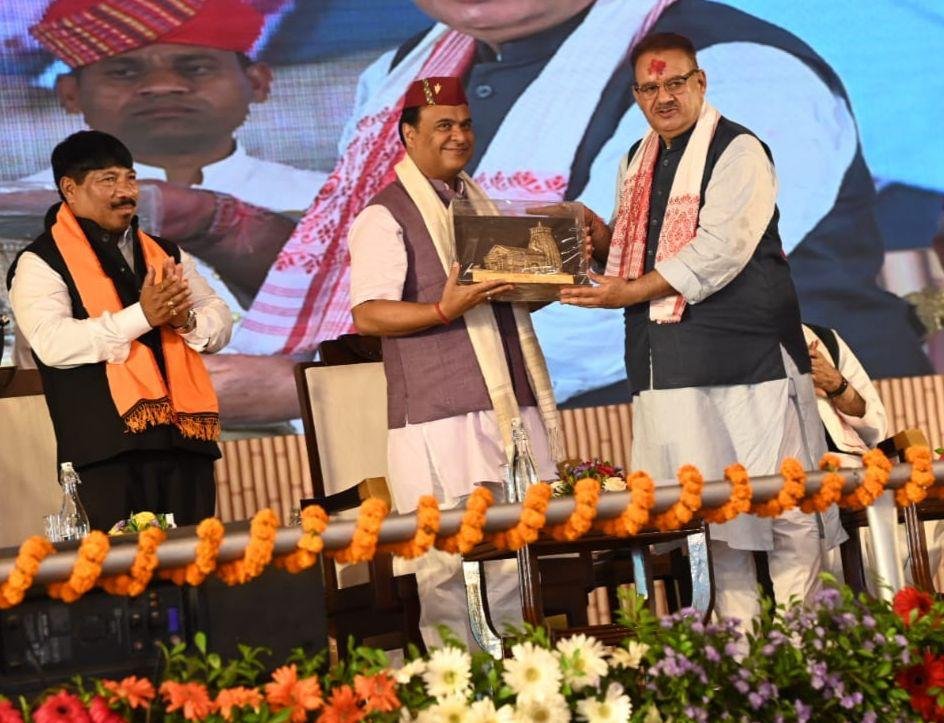 उत्तराखंड के कृषि मंत्री गणेश जोशी ने की असम के मुख्यमंत्री हिमंता बीस्वा शर्मा से भेट।