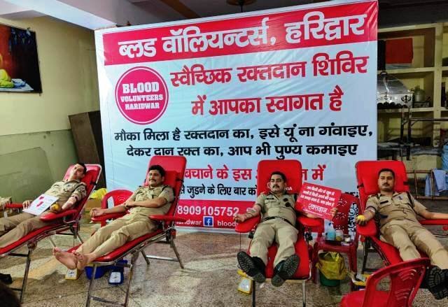 ज्वालापुर कोतवाली के पुलिस कर्मियों ने किया रक्त दान