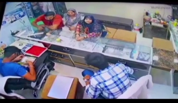 सराफा की दुकान पर चोरी की घटना सीसीटीवी कैमरे में कैद
