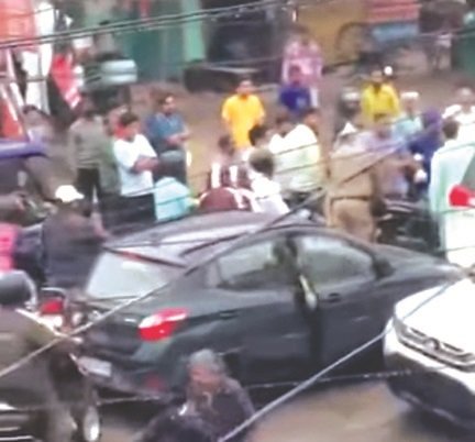 मंत्री प्रेमचन्द्र अग्रवाल ने गनर के साथ मिलकर सड़क पर की मारपीट, विपक्ष हुआ हमलावर