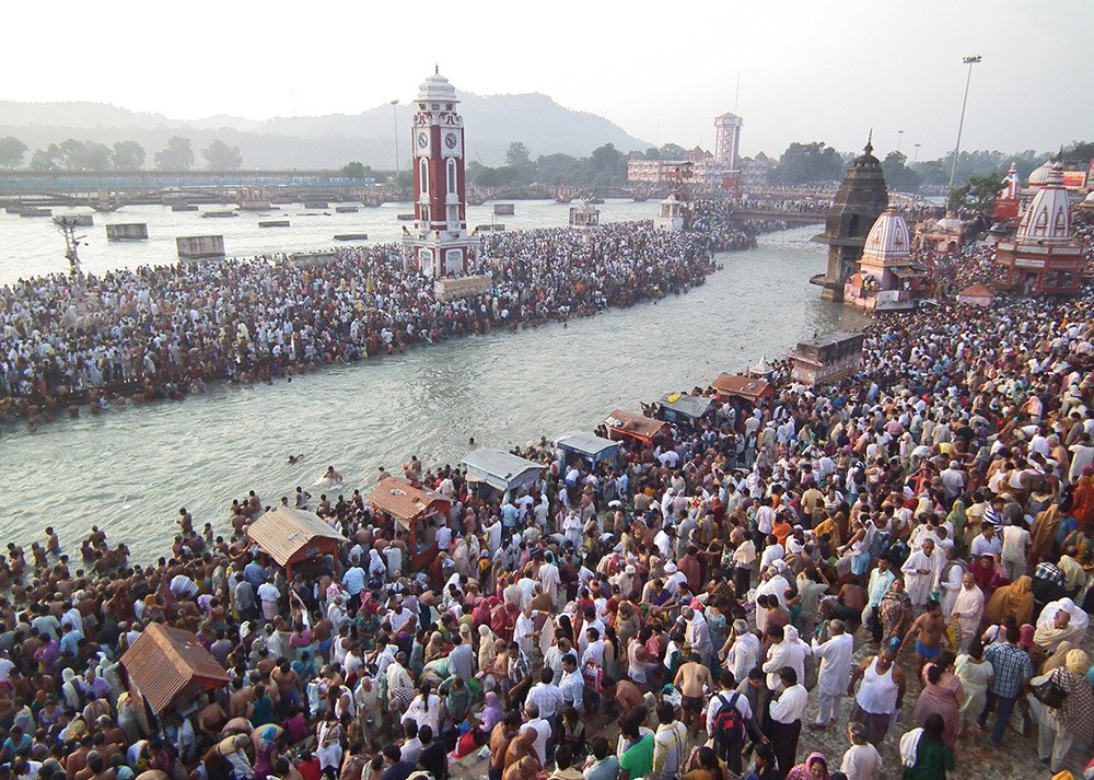 हरकी पैड़ी व अन्य घाटों पर सुबह से ही श्रद्धालुओं की भीड़ जुटने लगी थी। श्रद्धालुओं ने हर हर गंगे के जयकारों के साथ आस्था की डुबकी लगाई। 