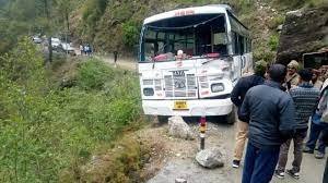 यमुनोत्री यात्रियों की बस खाई में लटकी 