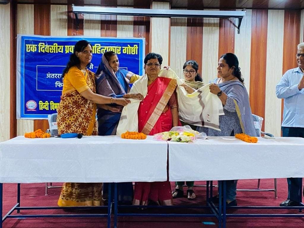 प्रवासी भारतीयों को एक सूत्र में पिरोती है हिंदी, अमेरिका से आई वरिष्ठ साहित्यकार डॉ.मीरा सिंह ने छात्र छात्राओं को किया संबोधित