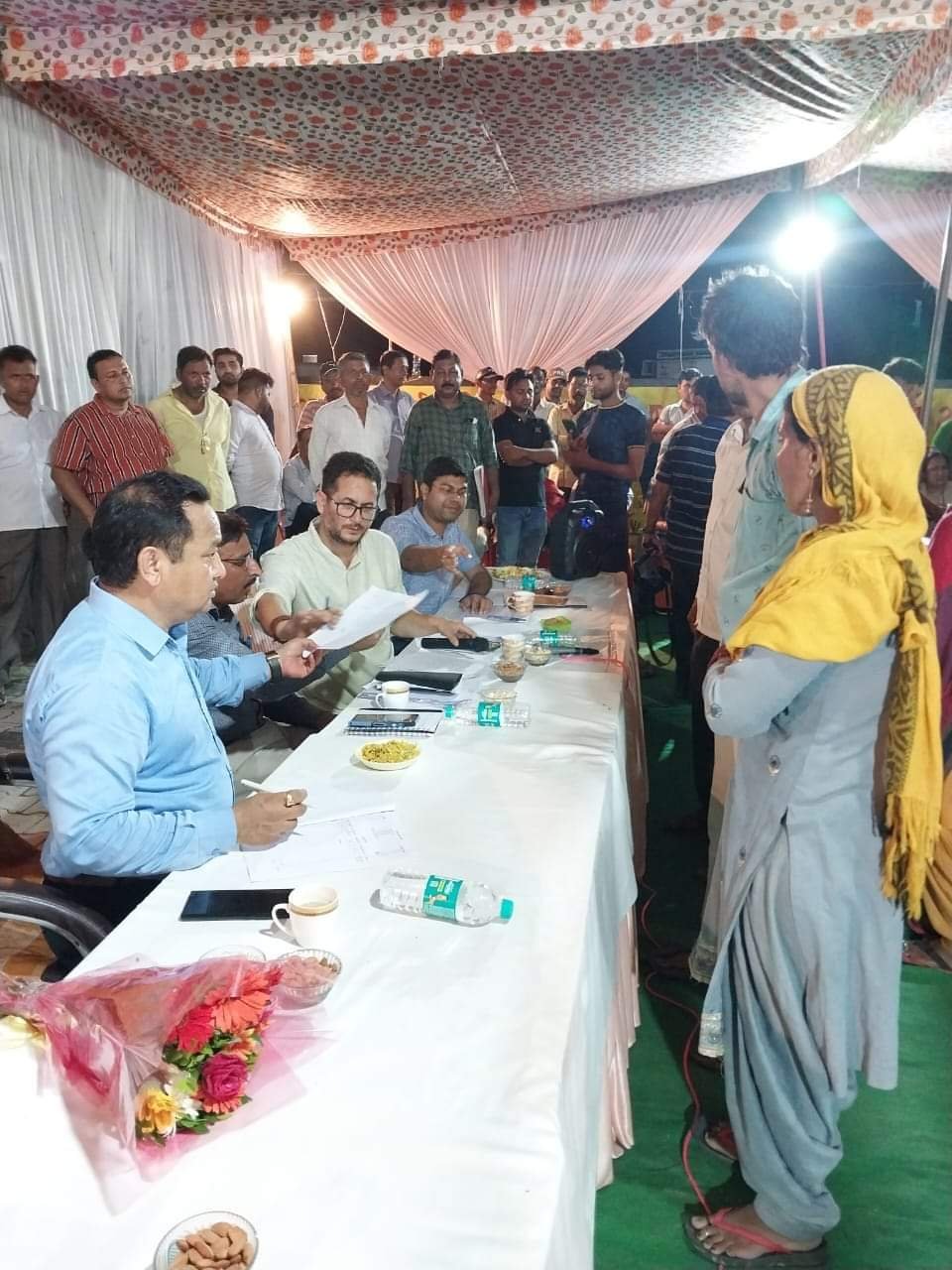 जिलाधिकारी धीराज सिंह गर्ब्याल ने आन्नेकी गांव का भ्रमण कर जन समस्याएं सुनी, सरकारी योजनाओं व कार्यक्रमों के क्रियान्वयन पर भी रिपोर्ट ली
