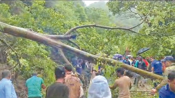 बरसात ने बिगाड़ी तीर्थनगरी की सूरत, रेलवे ट्रेक पर आया मलबा, बाधित रहा रेल मार्ग