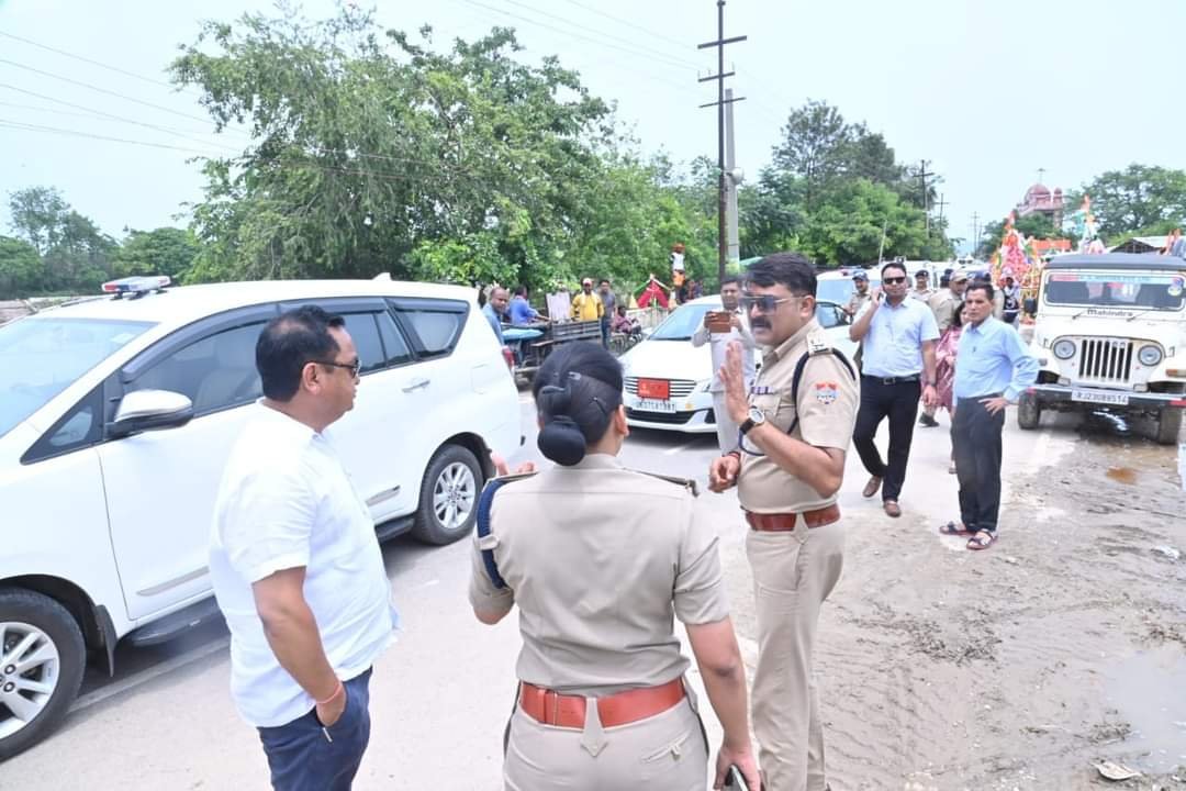 हरिद्वार: रूट व्यवस्थाओं को परखने ग्राउण्ड जीरो पर पहुंचे जिलाधिकारी एवं एसएसपी, यात्रा मार्ग की सड़कों में दिख रही कमियों को परखा