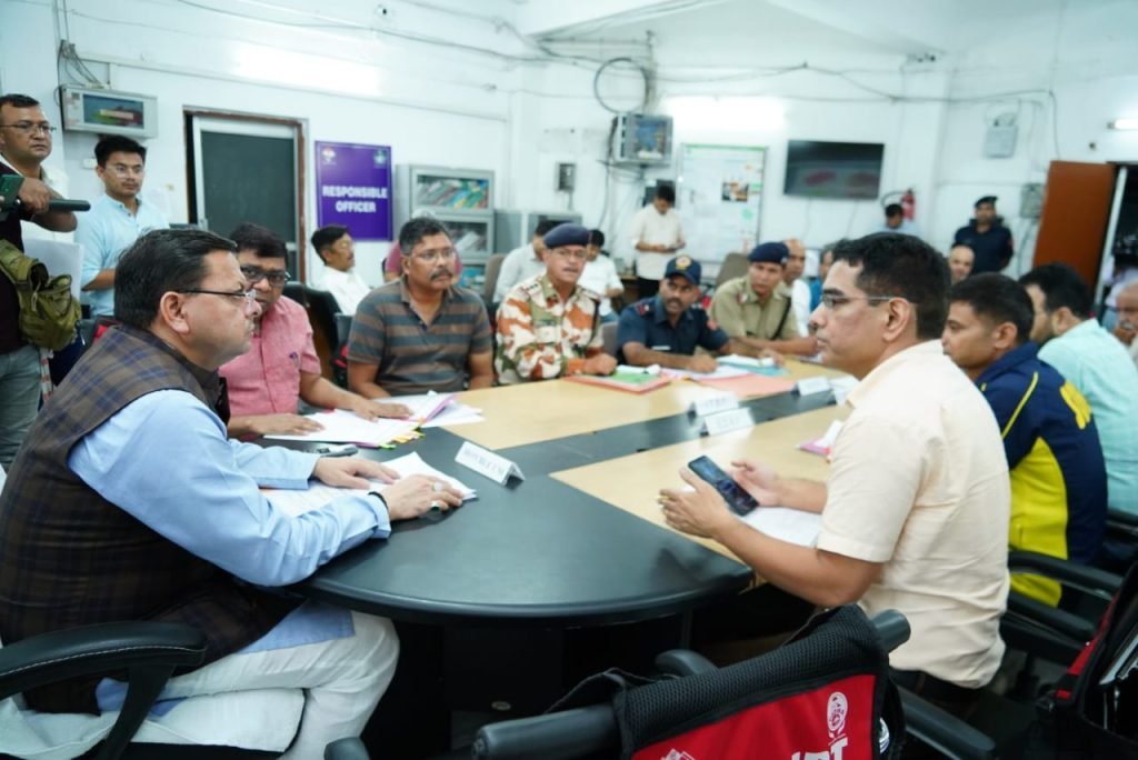 देर रात सचिवालय स्थित आपदा कन्ट्रोल रूम में औचक निरीक्षण करने पहुंचे मुख्यमंत्री पुष्कर सिंह धामी ।