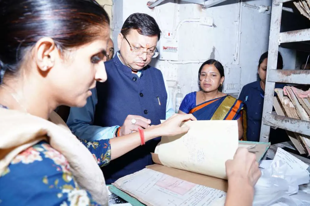 बड़ी खबर(देहरादून)रजिस्टार ऑफिस में औचक निरीक्षण करने पहुंचे मुख्यमंत्री धामी. दस्तावेजों में फर्जीवाड़ा करने वालों के विरूद्ध सख्त कार्रवाई करने के दिये निर्देश
