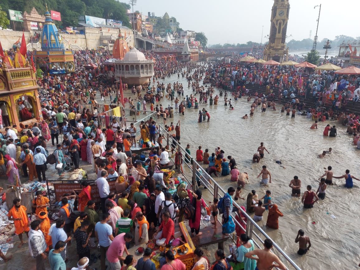 हरिद्वार धर्मनगरी में सोमवती अमावस्या पर उमड़ा आस्था का सैलाब, हर हर गंगे के जयकारों के साथ श्रद्धालुओं ने किया गंगा स्नान