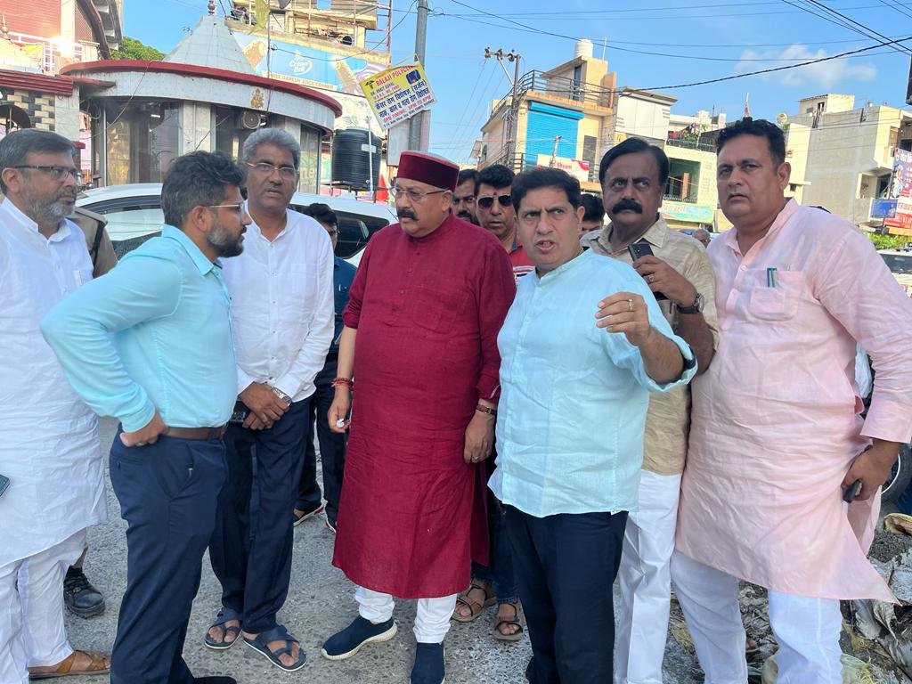 रुड़की नगर निगम के जलभराव क्षेत्र का कैबिनेट मंत्री सतपाल महाराज ने किया निरीक्षण, समस्या के समाधान के लिए विधायक प्रदीप बत्रा के सुझाव पर अमल किया जाएगा
