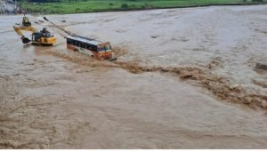रुपैड़िया से हरिद्वार आ रही यूपी रोडवेज की बस कोटा वाली नदी में फंसी