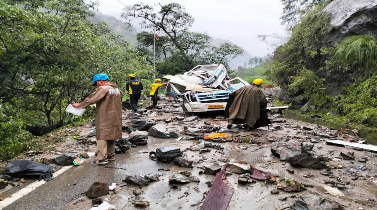 Uttarakhand News: फिर पहाड़ से बरसी मौत, मलबे की चपेट में आए तीन वाहन, 4 की मौत, कई गंभीर घायल…