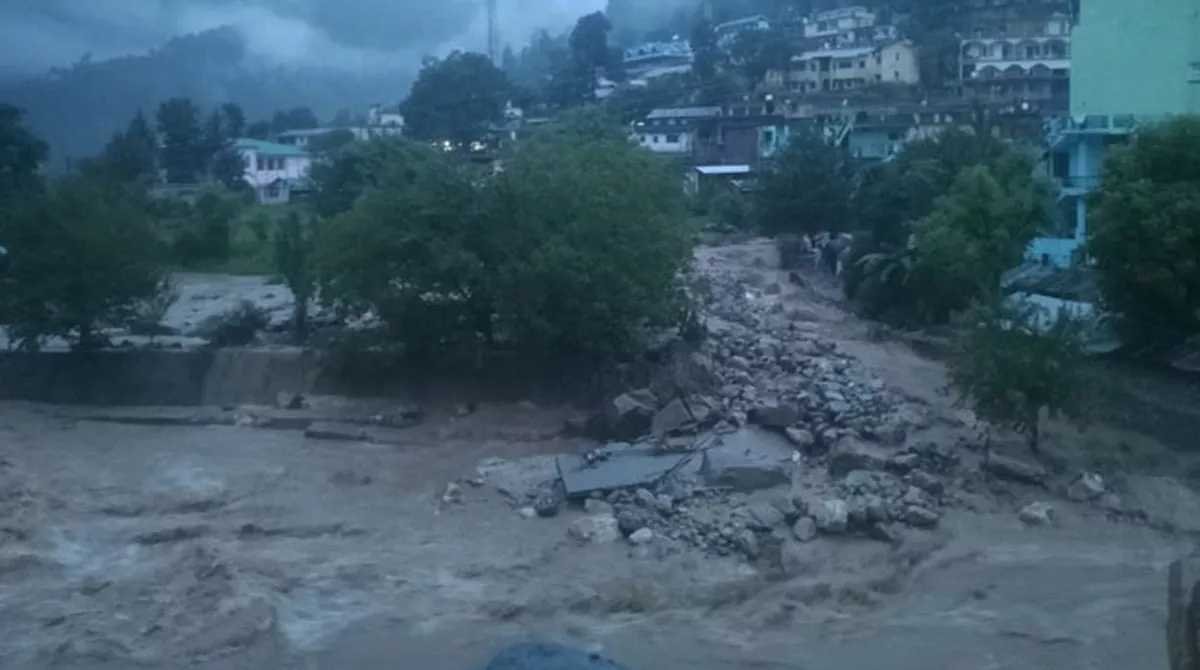 Weather Update: उत्तराखंड के इन जिलों में बादल फटने मची तबाही, इन जिलों में भारी बारिश का अलर्ट जारी…