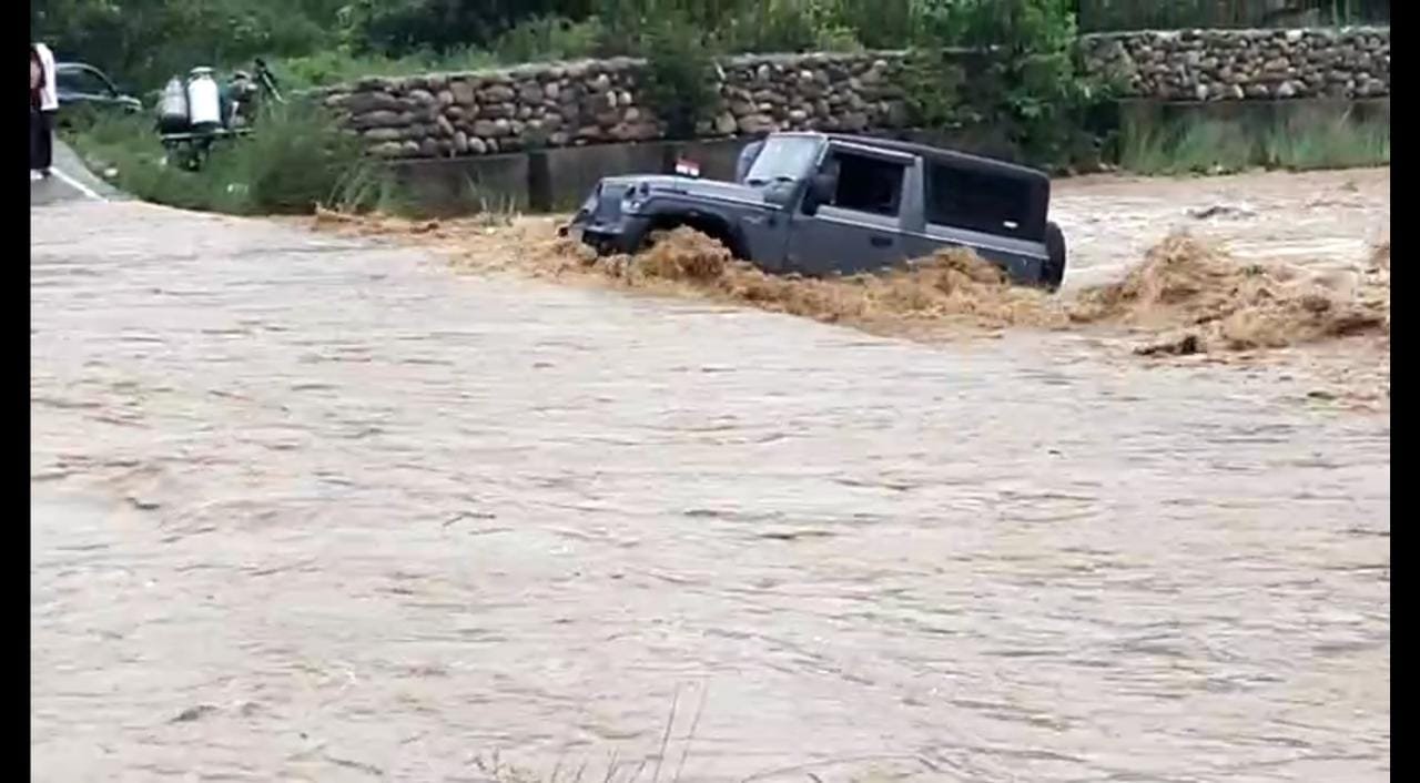 बरसाती रपटे के चपेट में आई थार