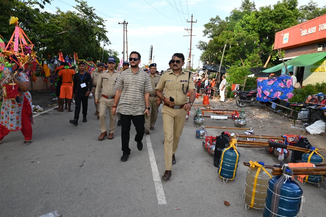 ऑफिसर्स संग कांवड़ियों के लिए चलाए जा रहे भण्डारे में पहुंचे एसएसपी