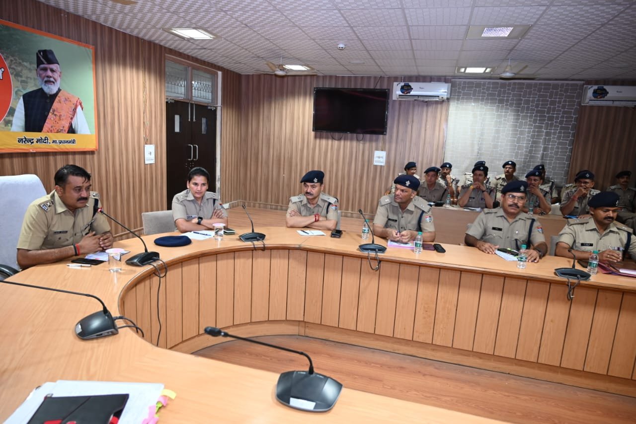 एसएसपी हरिद्वार द्वारा मेला कंट्रोल भवन में ली जा रही सुपर जोनल, जोनल एवं सेक्टर प्रभारियों की बैठक