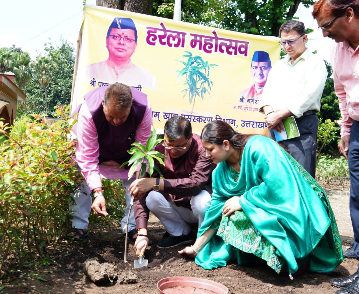 मुख्यमंत्री श्री पुष्कर सिंह धामी ने हरेला पर्व के अवसर पर मुख्यमंत्री आवास परिसर में वृक्षारोपण किया