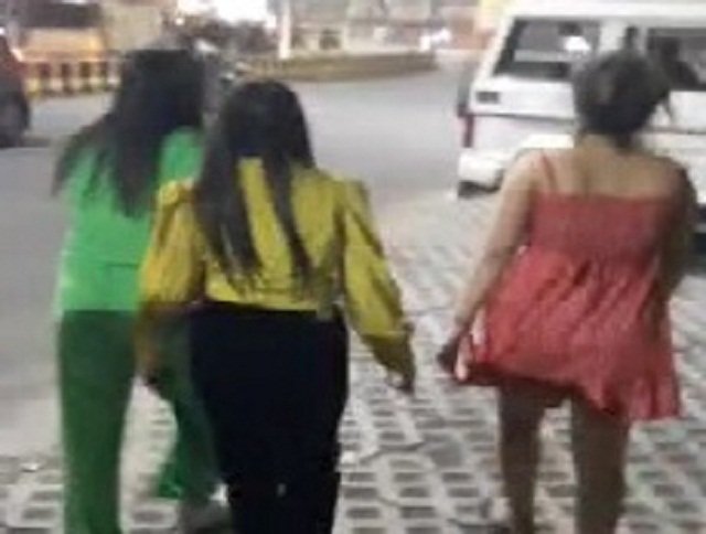 नशे में टल्ली लड़कियों ने सड़क पर किया हाई वोल्टेज ड्रामा, वीडियो वायरल