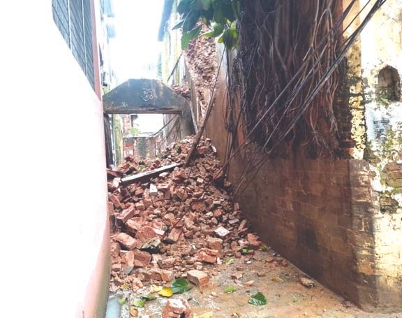 ज्वालापुर में भरभरा कर गिरी इमारत, चोटिल होने से बचे कई लोग