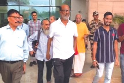 योगनगरी पहुंचे सुपर स्टार रजनीकांत, प्रशंसकों ने खिंचवाई फोटो