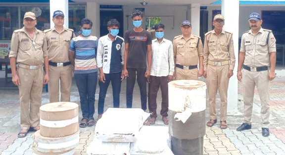 गोदाम की दीवार तोड़कर की थी चोरी, माल समेत चार गिरफ्तार