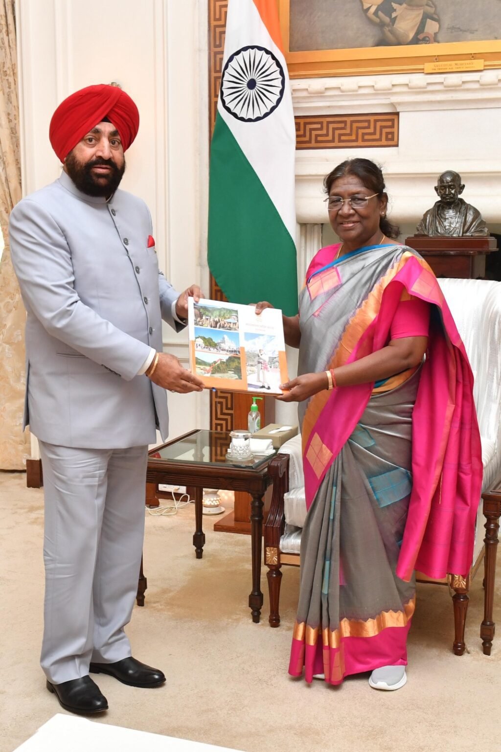 राज्यपाल लेफ्टिनेंट जनरल गुरमीत सिंह ने मानसखण्ड मंदिर माला मिशन पर बनी कॉफी टेबल बुक राष्ट्रपति द्रौपदी मुर्मु को की भेंट