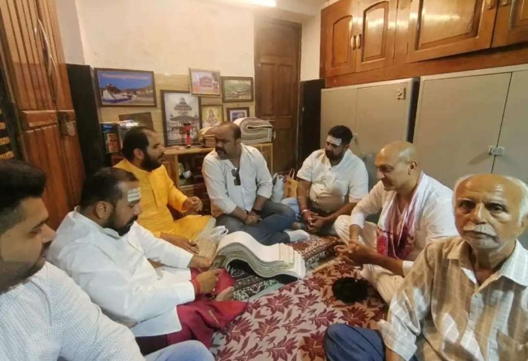 हरिद्वार पहुंचे गदर टू फिल्म में जनरल का किरदार निभा रहे मनीष वाधवा, ससुर की अस्थियां धार्मिक परंपरा के साथ गंगा में प्रवाहित की