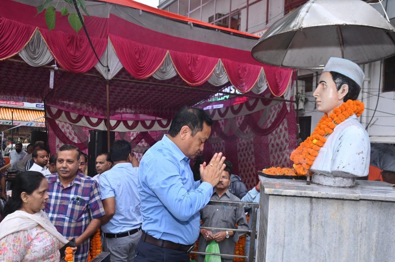 शहीद दिवस के अवसर पर कोतवाली हरिद्वार के सामने स्थित भल्ला पार्क में मेरी माटी, मेरा देश कार्यक्रम के बीच श्रद्धां-सुमन अर्पित किये।