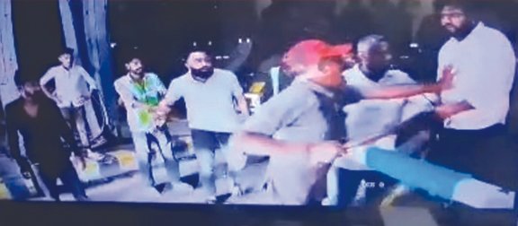 बहादराबाद टोल प्लाजा पर मामूली कहासुनी में निकले हथियार