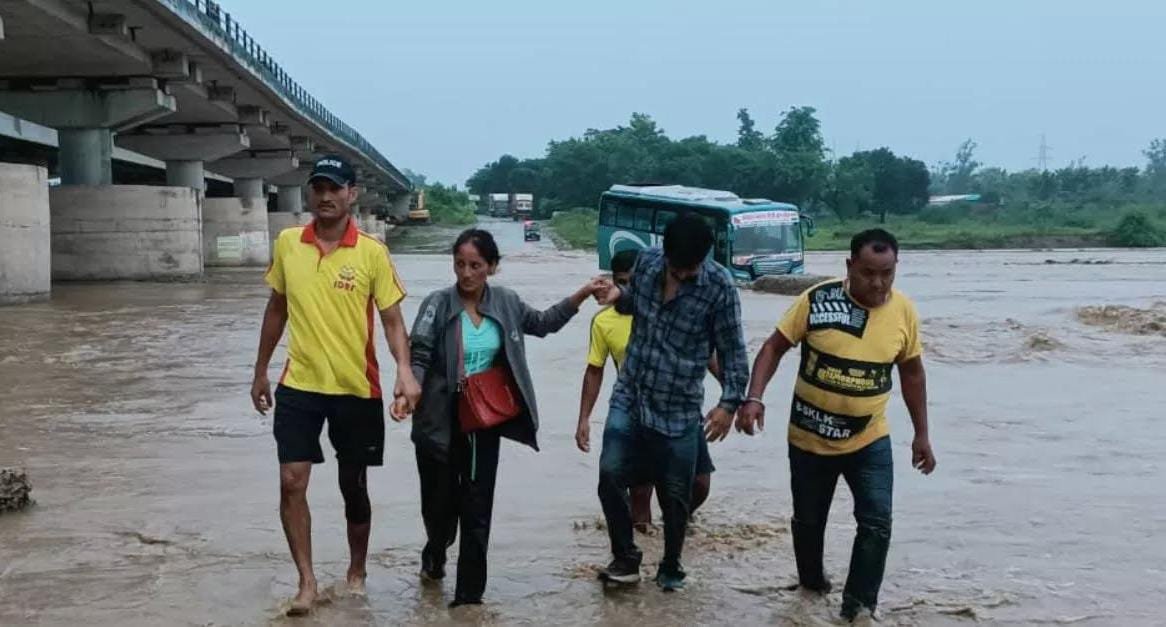 हरिद्वार में चिड़ियापुर चेक पोस्ट के पास नदी में फंसी बस, बस में सवार 53 सवारियों को एसडीआरएफ ने सकुशल किया रेस्क्यू