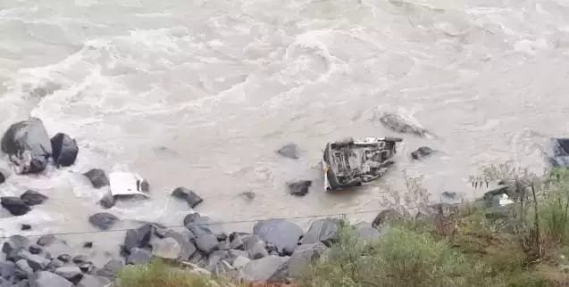 उत्तराखंड में हुआ दर्दनाक हादसा, नदी में गिरा वाहन, 4 लोगों की मौत, दो घायल
