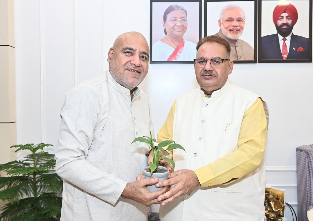 मंत्री गणेश जोशी ने नवनियुक्त दायित्वधारी ज्योति प्रसाद गैरोला और कैलाश पंत को नई जिम्मेदारी मिलने पर दी बधाई