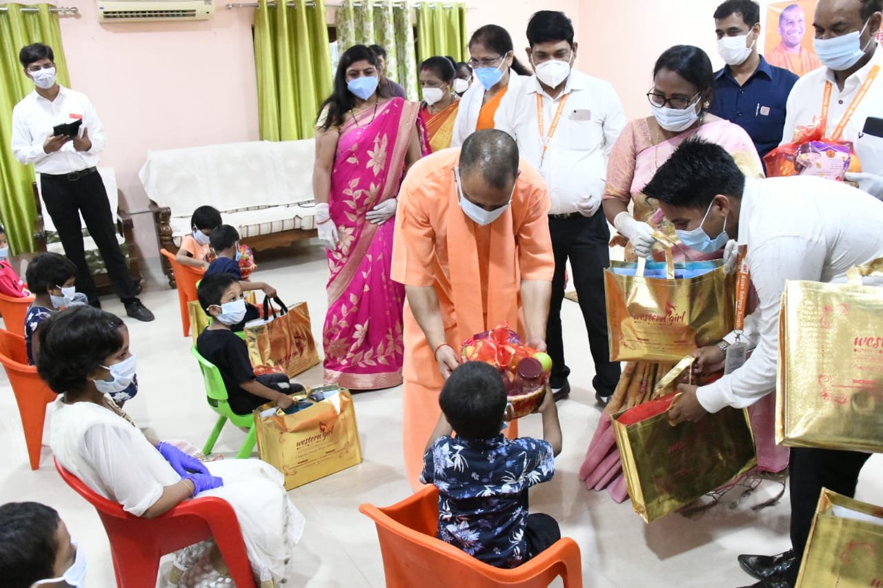 मूक बधिर  बच्चों के साथ सीएम ने बिताया समय,बांटे तोहफे