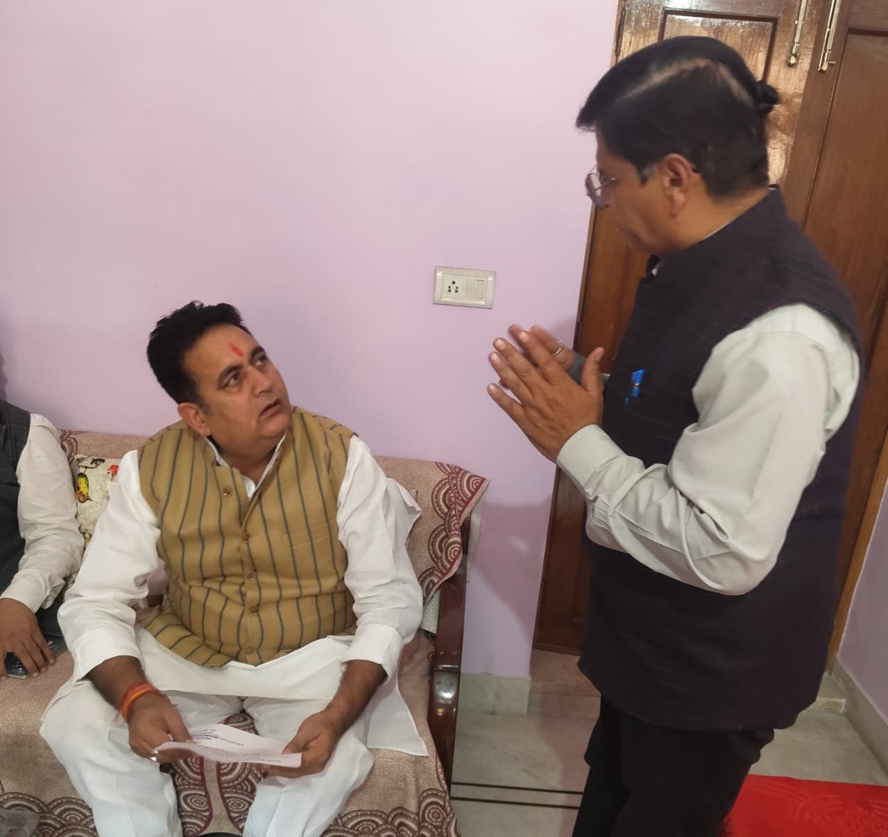 नेताजी सुभाष चंद्र बोस छात्रावास के वार्डन मिले जिला पंचायत अध्यक्ष से क्यों जानिए